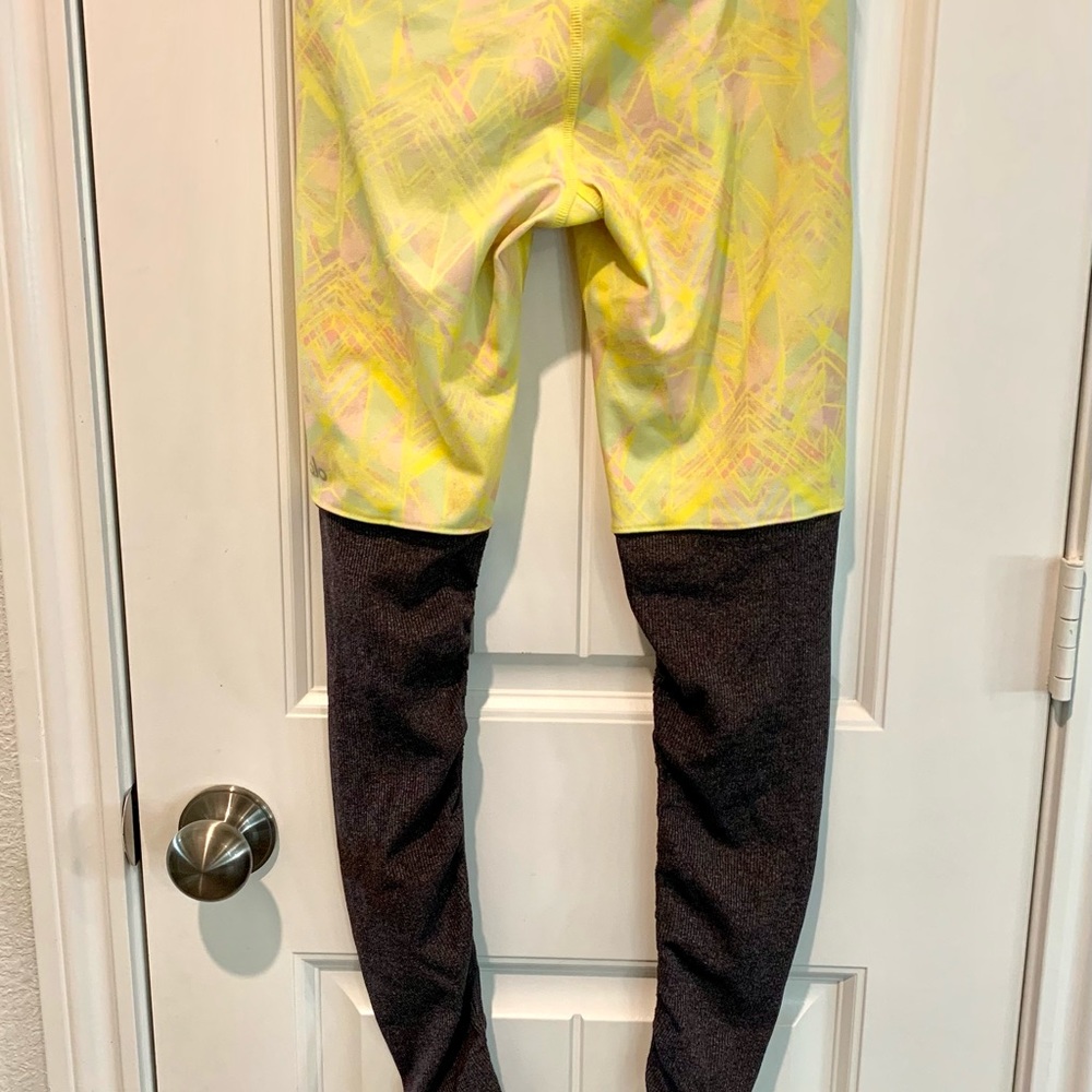 ALO YOGA Goddess Ruched Full Leggings Length Yellow Geometric Print Womens Sz XS - Picture 8 of 13